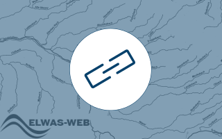 Die Grafik besteht aus einem Foto im Hintergrund, einem Piktogramm im Vordergrund und dem Logo von ELWAS-Web. Das Foto zeigt einen Ausschnitt aus der Gewässerkarte. Das Piktogramm zeigt ein Link-Symbol.