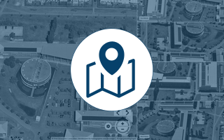 Die Grafik besteht aus einem Screenshot im Hintergrund und einem Piktogramm im Vordergrund. Der Screenshot zeigt einen Ausschnitt der Schrägluftbilder im Kreis Gütersloh. Das Piktogramm zeigt ein Kartensymbol.